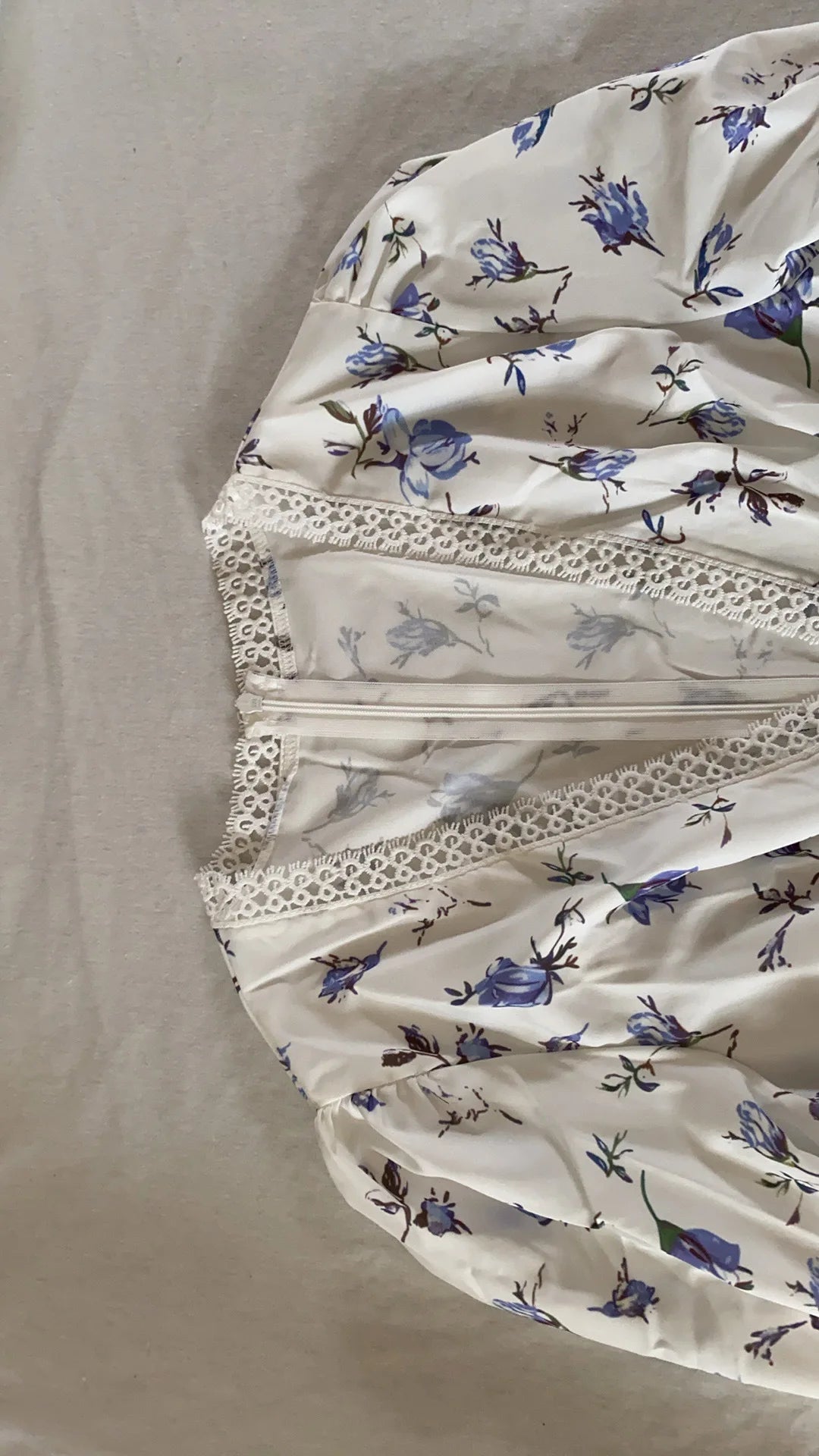 Kvetinové mini šaty s výstrihom do V a dlhým rukávom – romantický retro štýl