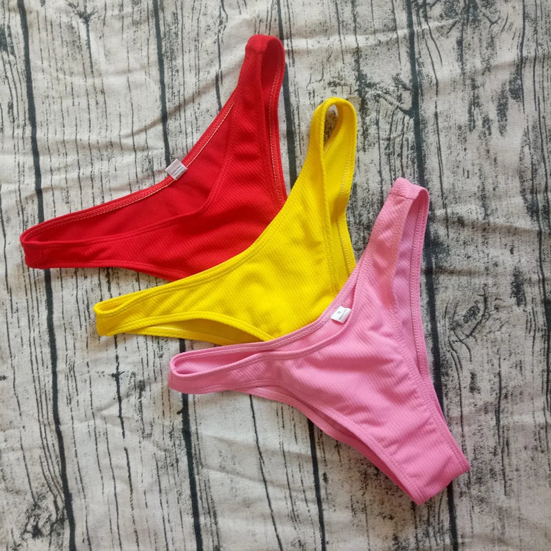 Jednofarebné off-shoulder bikiny – jednoduchý a sexi brazílsky štýl