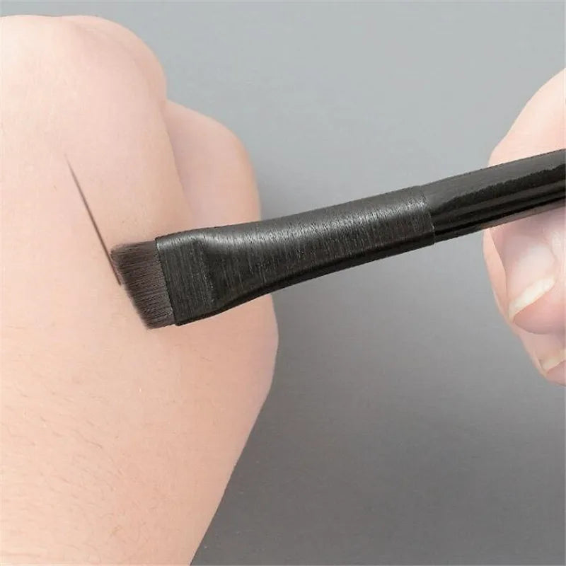 Plochý make-up štetec na očné linky a obočie