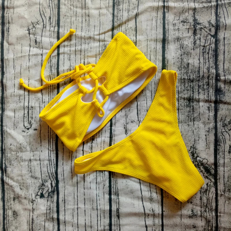 Jednofarebné off-shoulder bikiny – jednoduchý a sexi brazílsky štýl