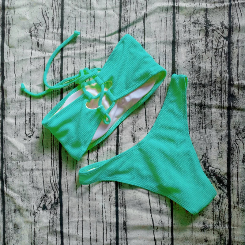 Jednofarebné off-shoulder bikiny – jednoduchý a sexi brazílsky štýl