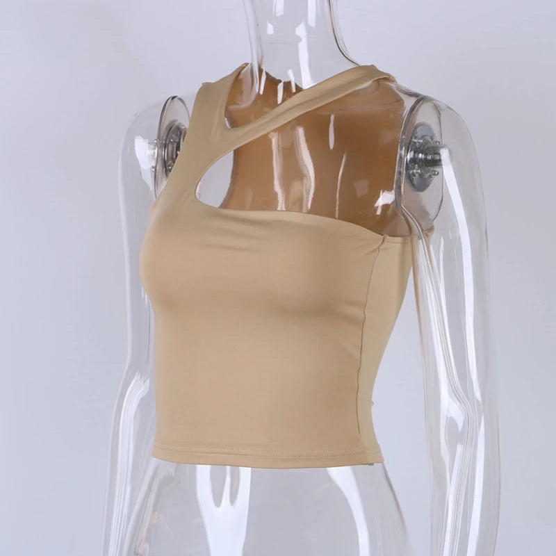 Asymetrický crop top s výrezom – sexi športový štýl bez ramien