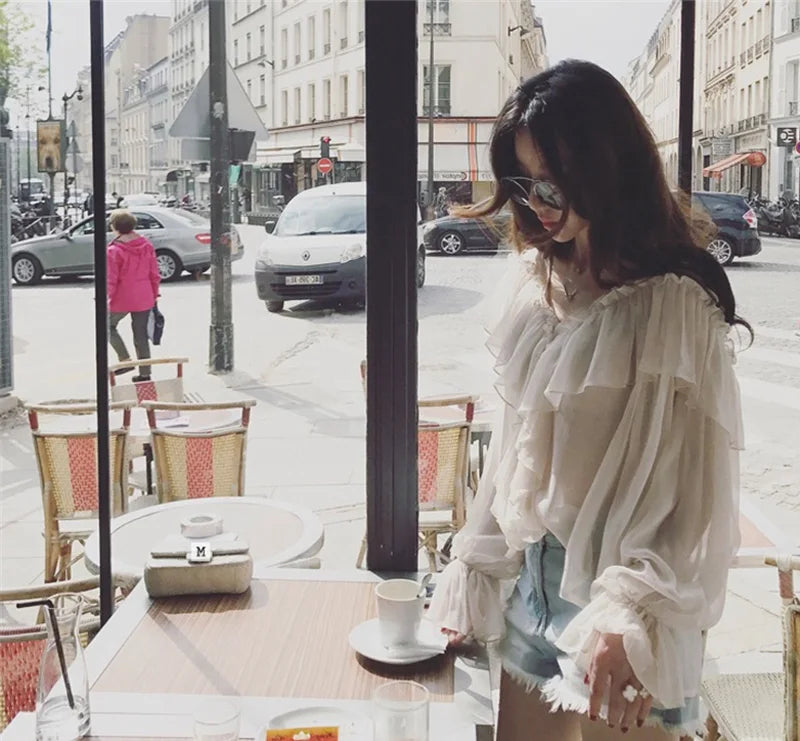 Priesvitná blúzka s výstrihom do V a volánmi – sexi boho štýl