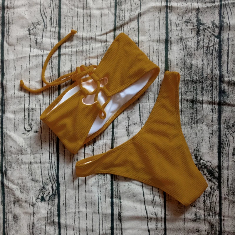 Jednofarebné off-shoulder bikiny – jednoduchý a sexi brazílsky štýl