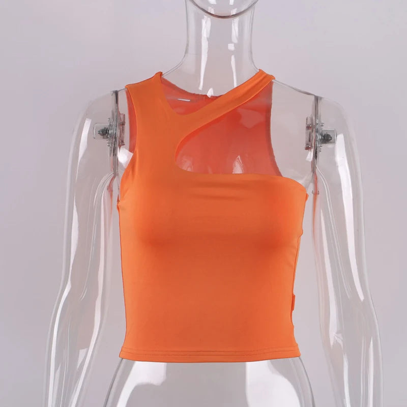 Asymetrický crop top s výrezom – sexi športový štýl bez ramien