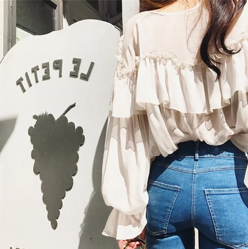 Priesvitná blúzka s výstrihom do V a volánmi – sexi boho štýl