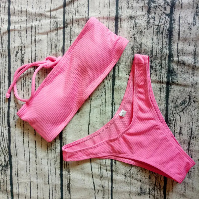 Jednofarebné off-shoulder bikiny – jednoduchý a sexi brazílsky štýl