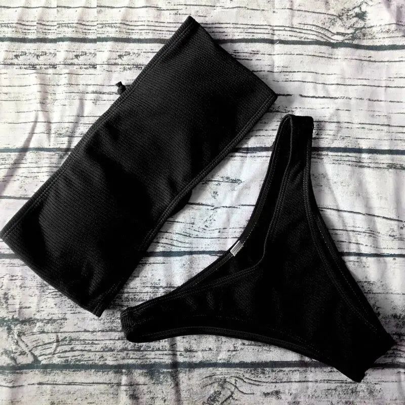 Jednofarebné off-shoulder bikiny – jednoduchý a sexi brazílsky štýl