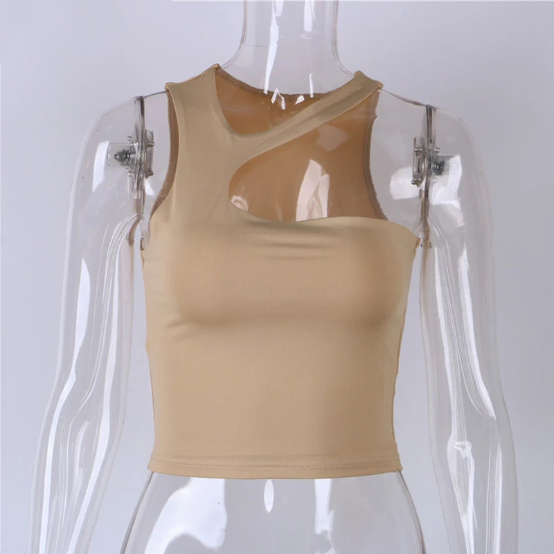 Asymetrický crop top s výrezom – sexi športový štýl bez ramien