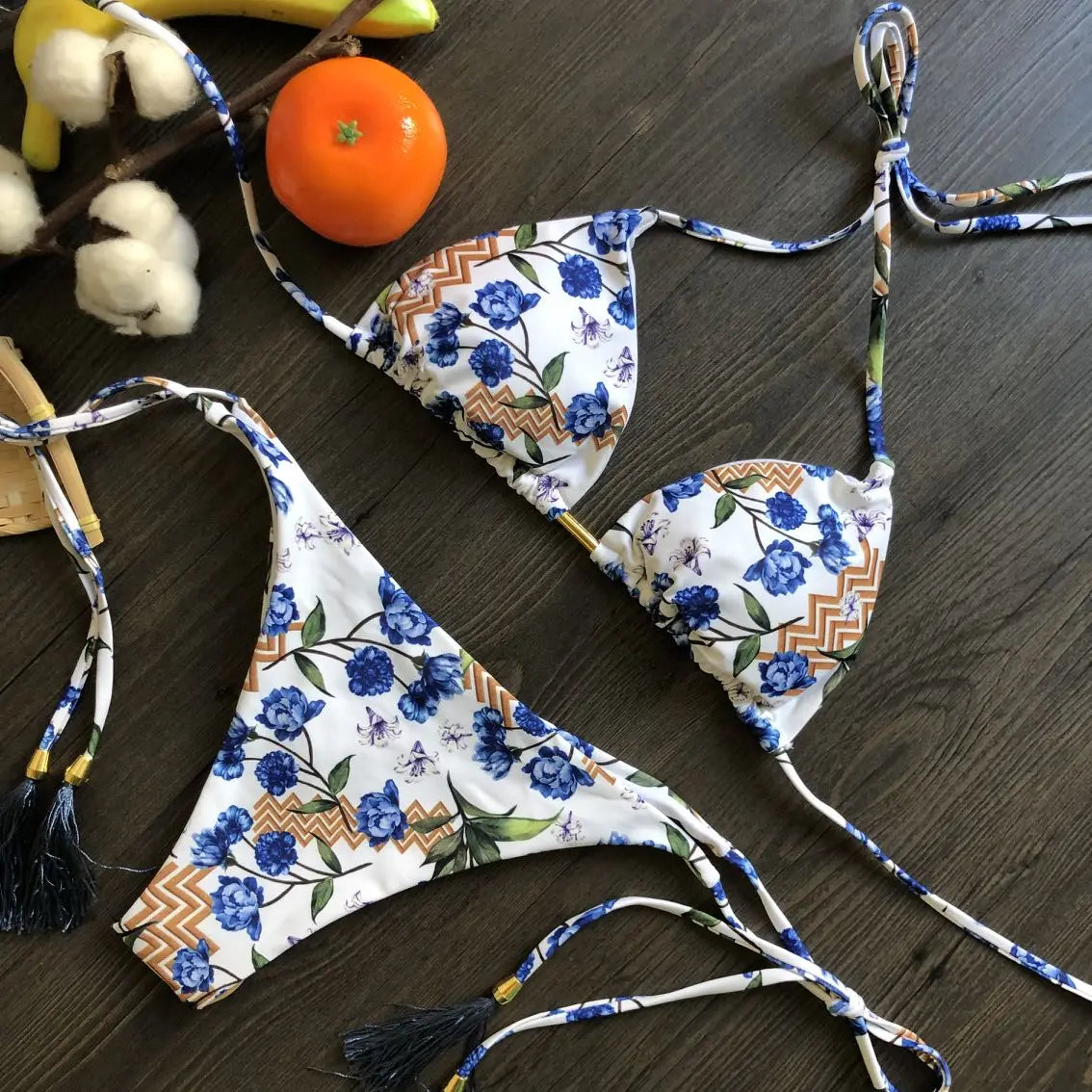 Sexi mikro bikiny s potlačou pierok – brazílsky štýl s viazaním