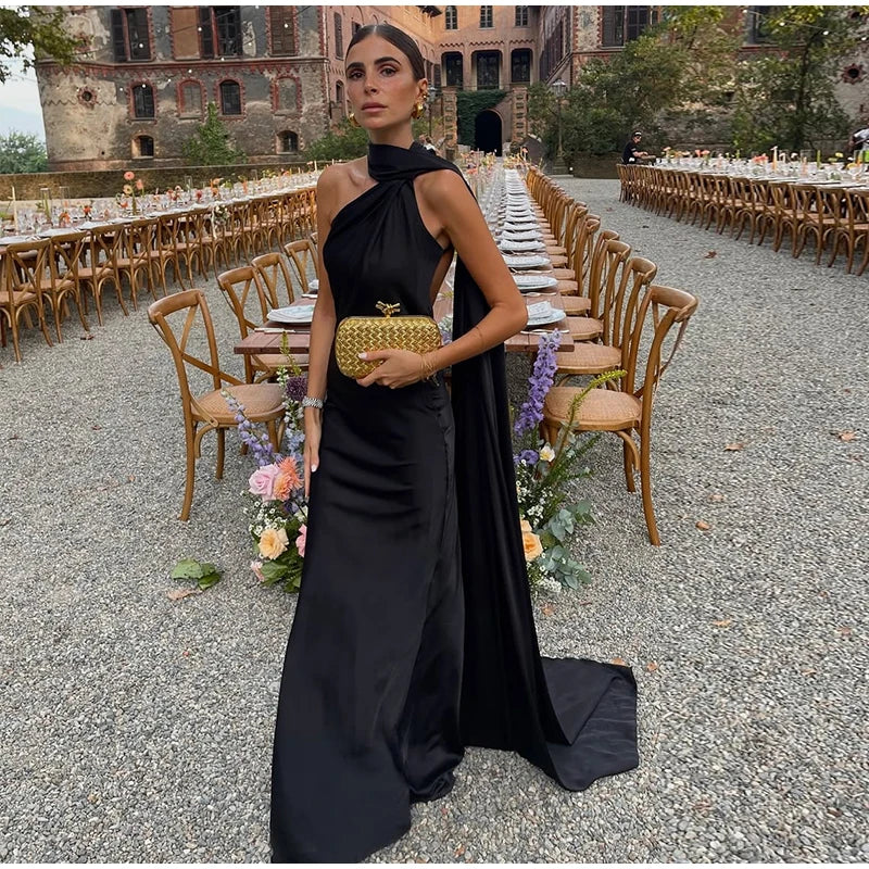 Elegantné dlhé šaty s holými ramenami a viazaním – letný ženský štýl