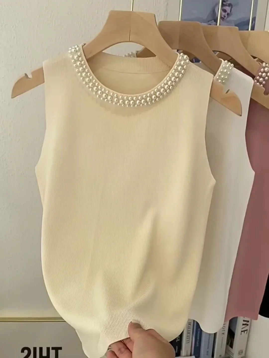 Letný pletený top s perličkami – elegantný basic bez rukávov