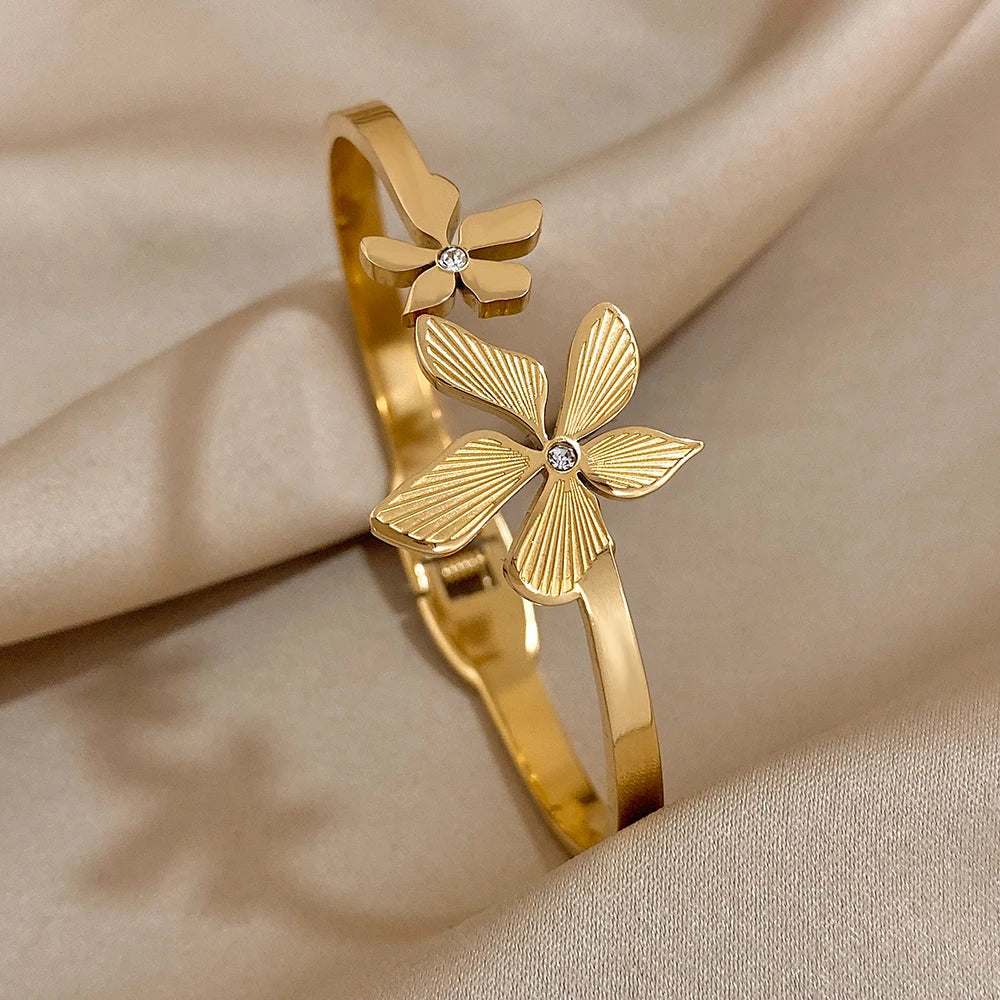 Oceľový náramok s dvoma kvetmi – elegantný pozlátený cuff štýl