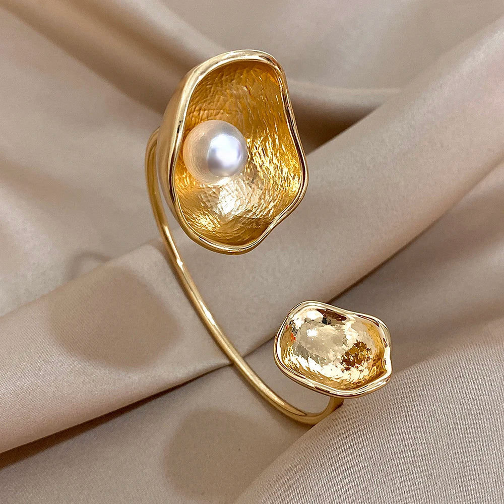 Oceľový náramok s dvoma kvetmi – elegantný pozlátený cuff štýl