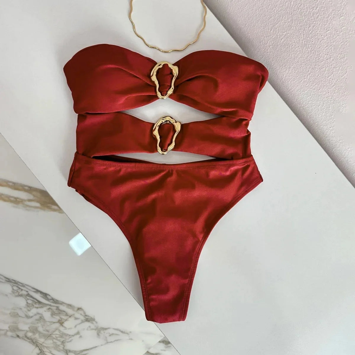 Jednodielne plavky s kovovými krúžkami a výrezmi – sexi bandeau strih
