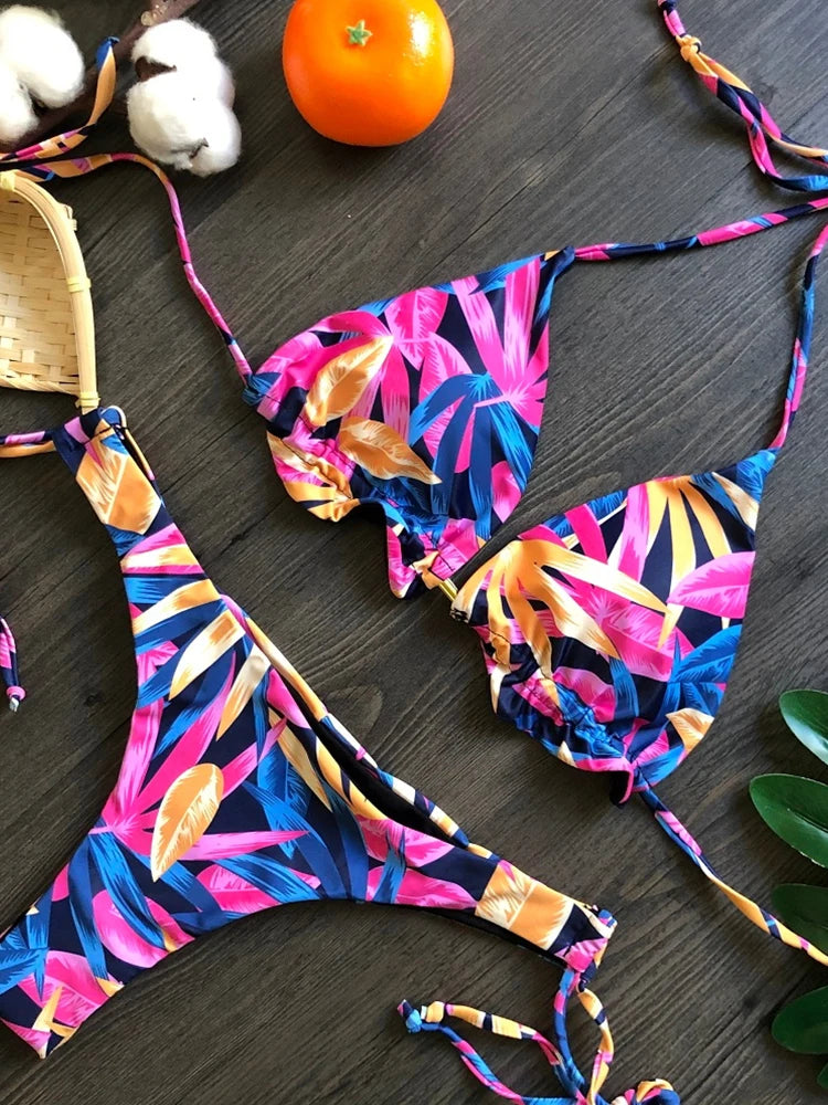 Sexi mikro bikiny s potlačou pierok – brazílsky štýl s viazaním