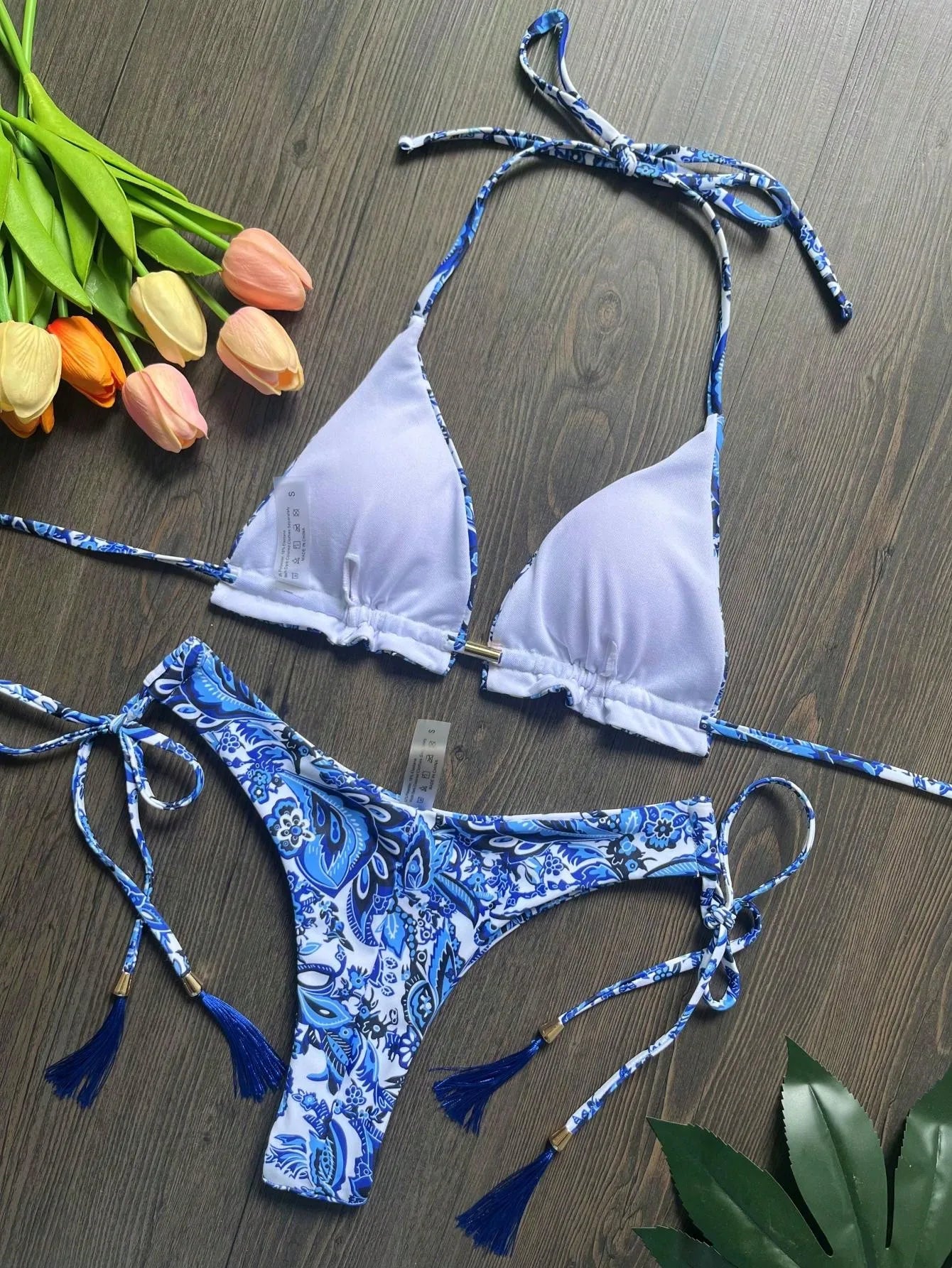 Bikiny s porcelánovou potlačou – brazílsky strih s nádychom elegancie