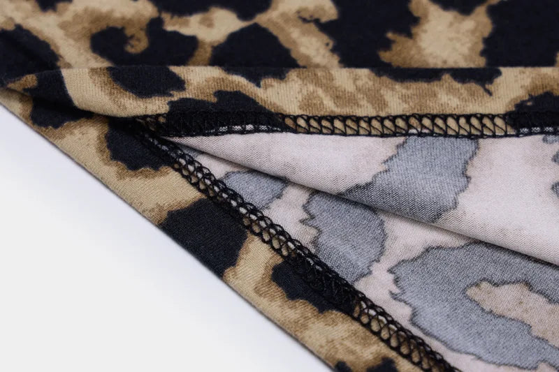 Midi šaty s leopardím vzorom a výstrihom do V – sexi mestský štýl