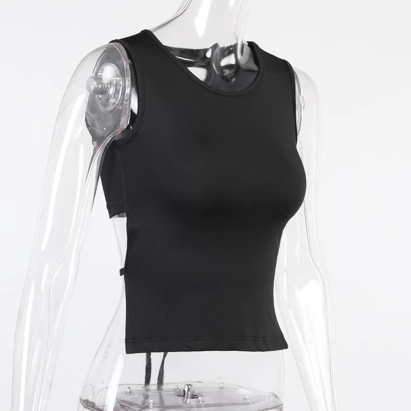 Krátky top s viazaním na chrbte – minimalistický a sexi letný štýl