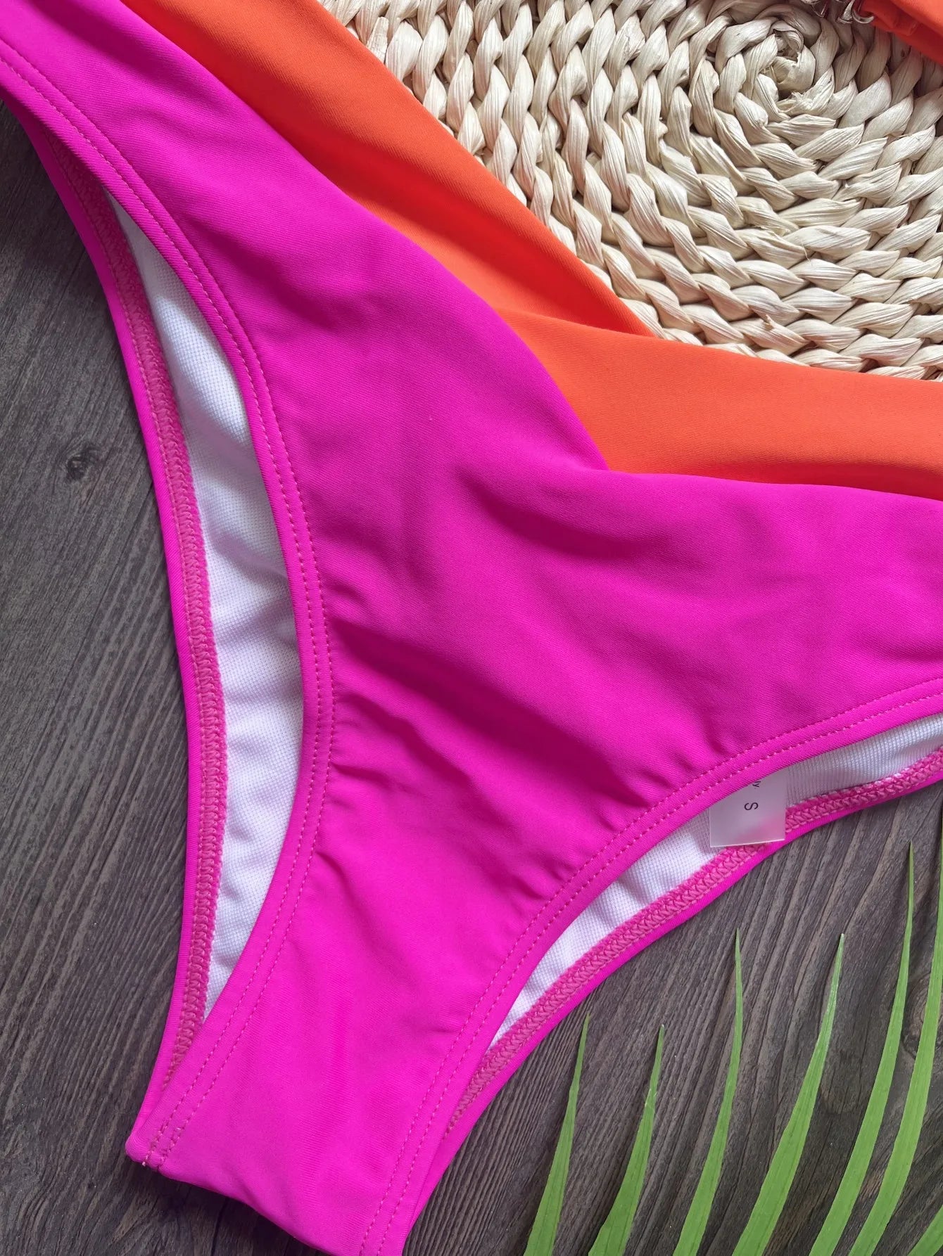 Jednofarebné trojuholníkové bikiny s tangovým spodkom – sexi brazílsky štýl