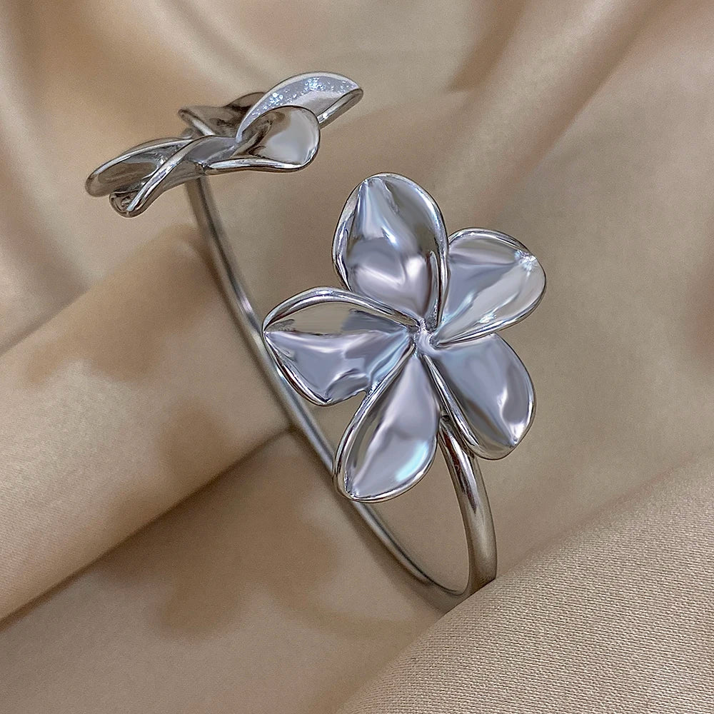 Oceľový náramok s dvoma kvetmi – elegantný pozlátený cuff štýl