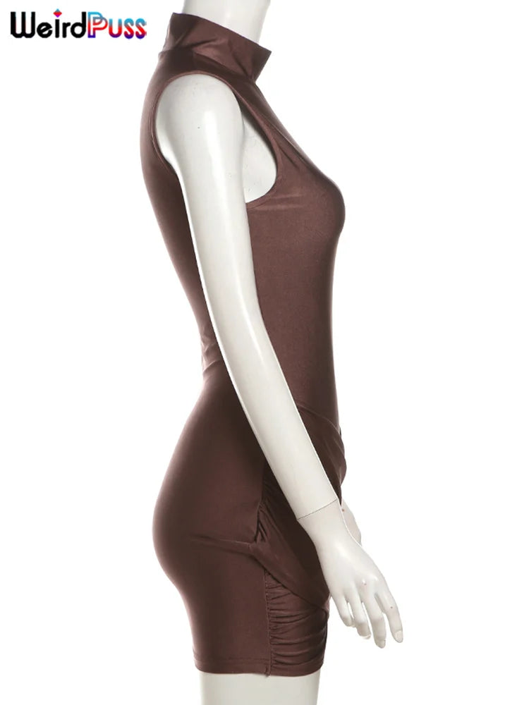 Mini šaty s volánmi a polovičným rolákom – sexi bodycon štýl na párty