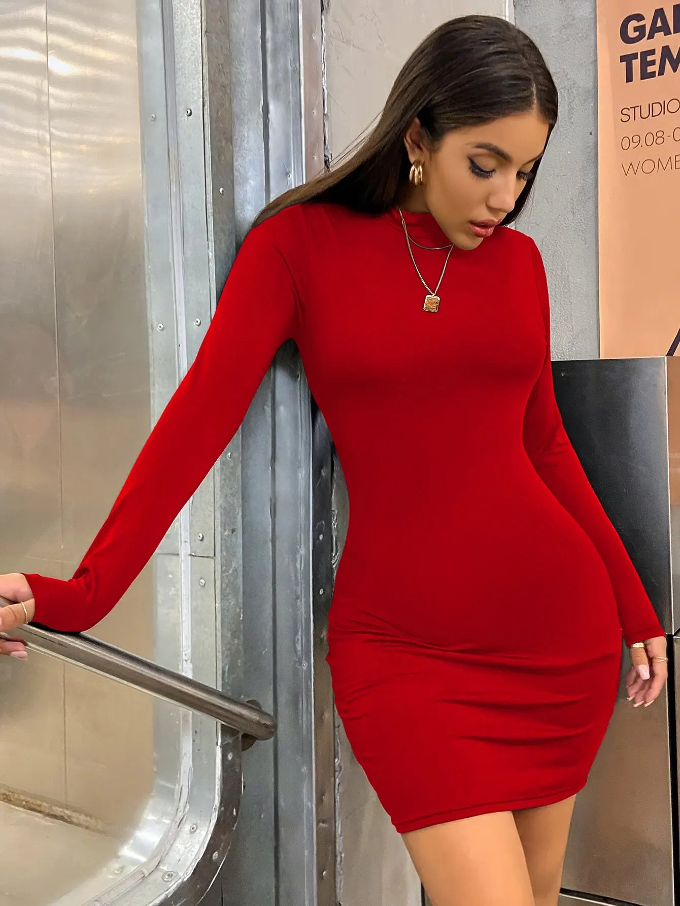Slim fit mini šaty s dlhým rukávom a rolákom