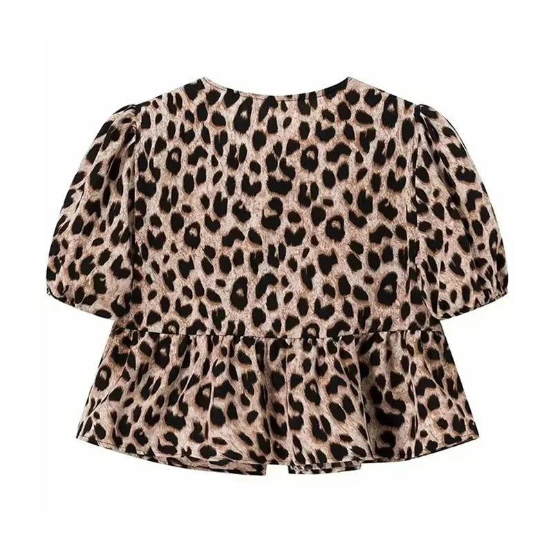 Leopardí crop top s volánmi a balónovými rukávmi – divoký letný štýl