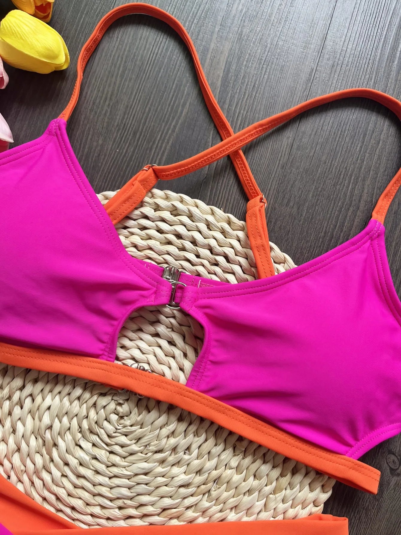 Jednofarebné trojuholníkové bikiny s tangovým spodkom – sexi brazílsky štýl