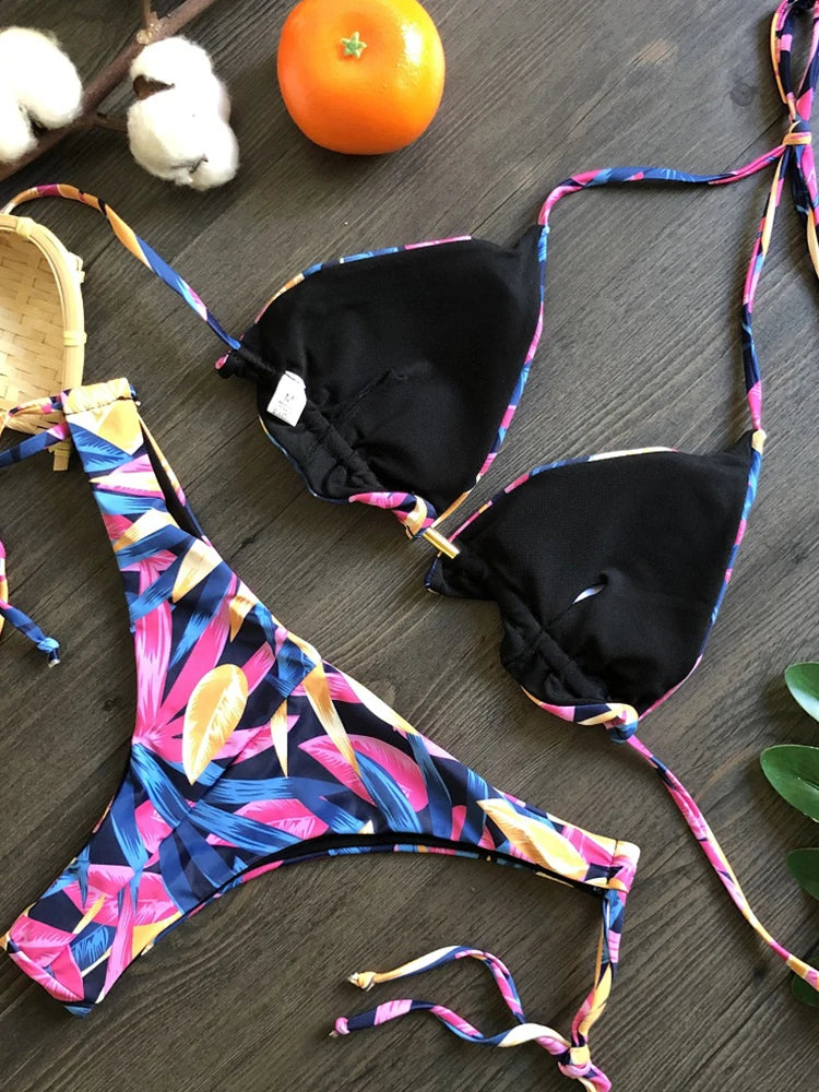 Sexi mikro bikiny s potlačou pierok – brazílsky štýl s viazaním