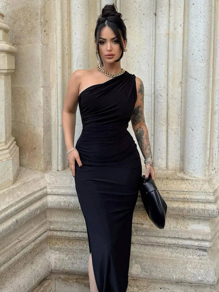 Čierne maxi šaty s rázporkom a odhaleným chrbtom – sexi elegantný štýl