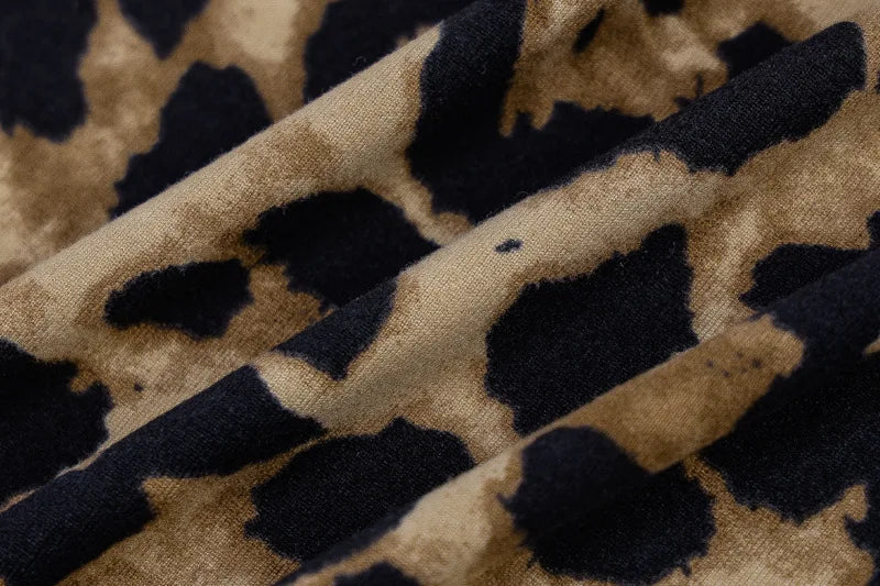 Midi šaty s leopardím vzorom a výstrihom do V – sexi mestský štýl