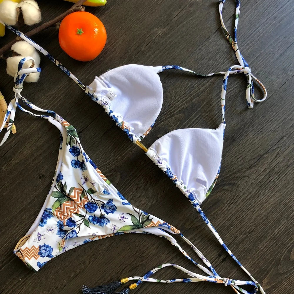 Sexi mikro bikiny s potlačou pierok – brazílsky štýl s viazaním