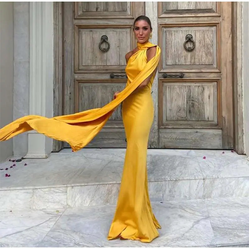 Elegantné dlhé šaty s holými ramenami a viazaním – letný ženský štýl