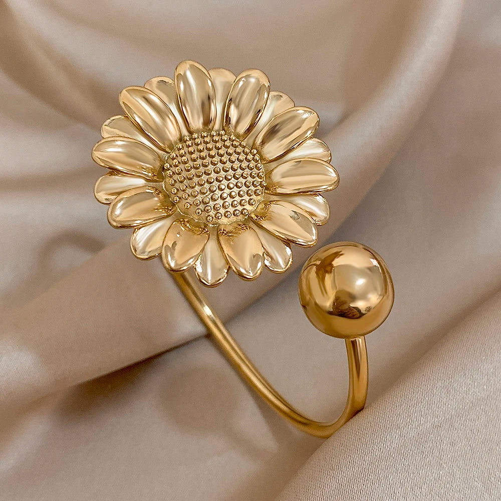 Oceľový náramok s dvoma kvetmi – elegantný pozlátený cuff štýl