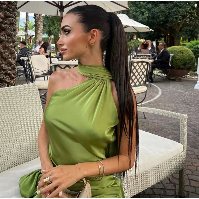 Elegantné dlhé šaty s holými ramenami a viazaním – letný ženský štýl