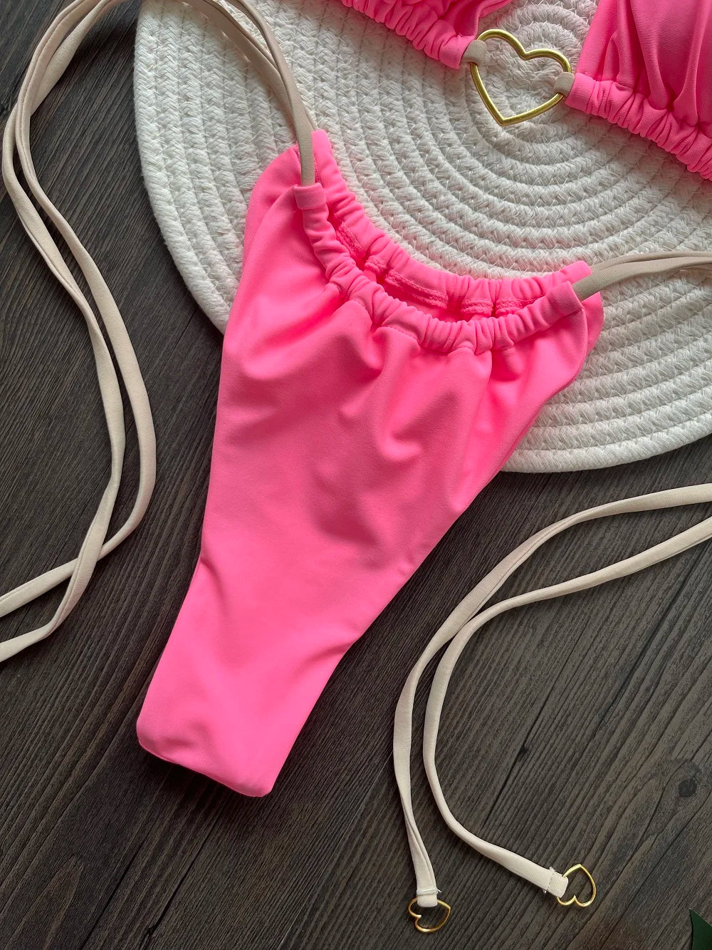 Dvojdielne trojuholníkové bikiny s tangovým spodkom – sexi letný štýl