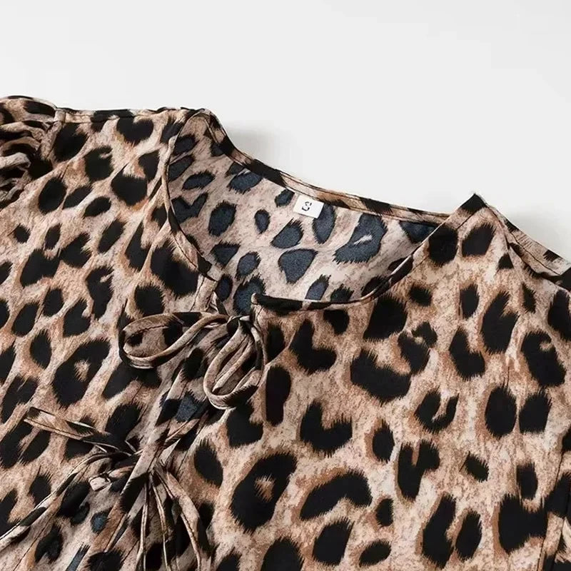 Leopardí crop top s volánmi a balónovými rukávmi – divoký letný štýl
