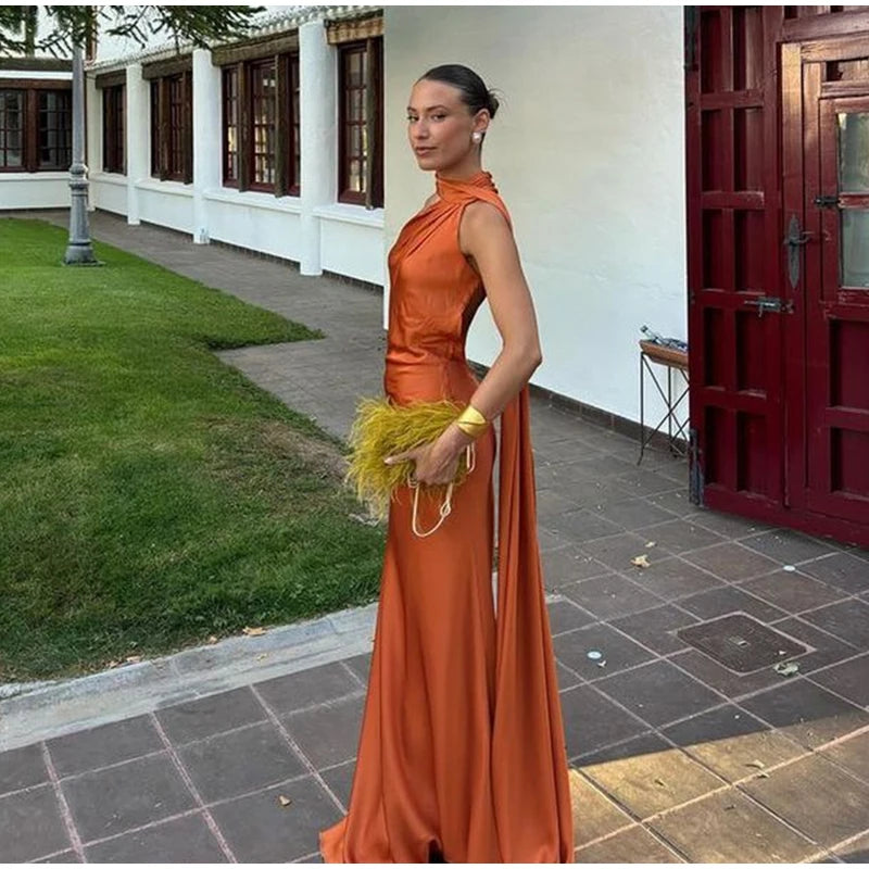 Elegantné dlhé šaty s holými ramenami a viazaním – letný ženský štýl