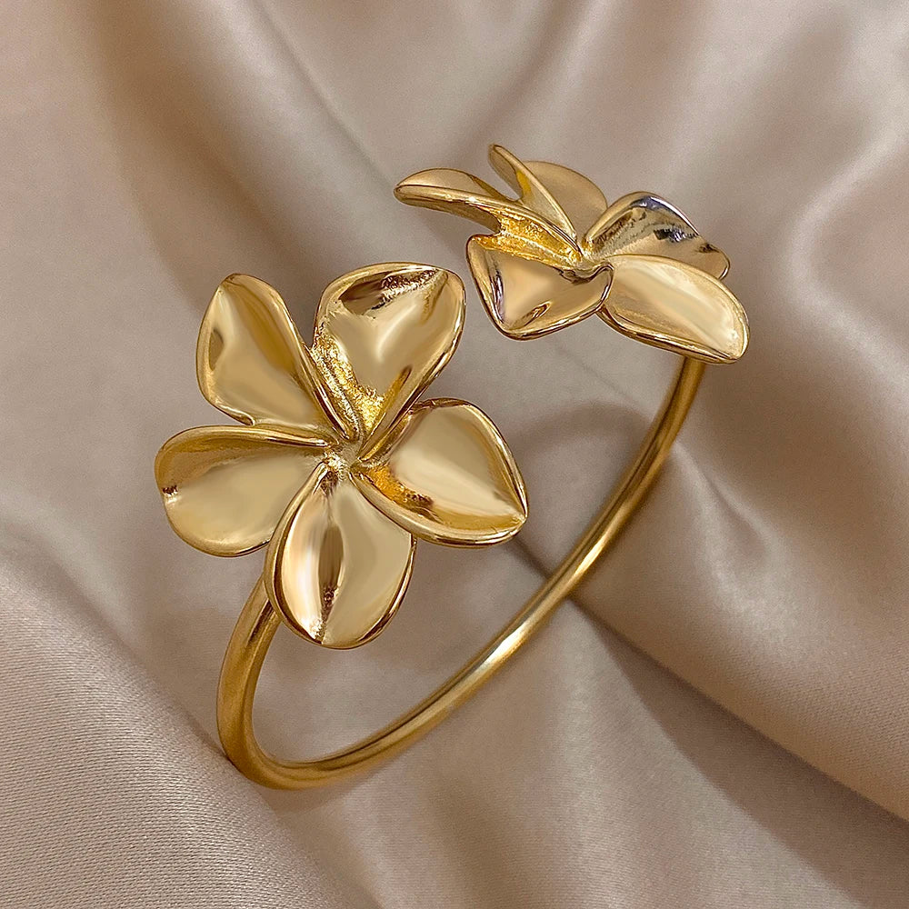 Oceľový náramok s dvoma kvetmi – elegantný pozlátený cuff štýl