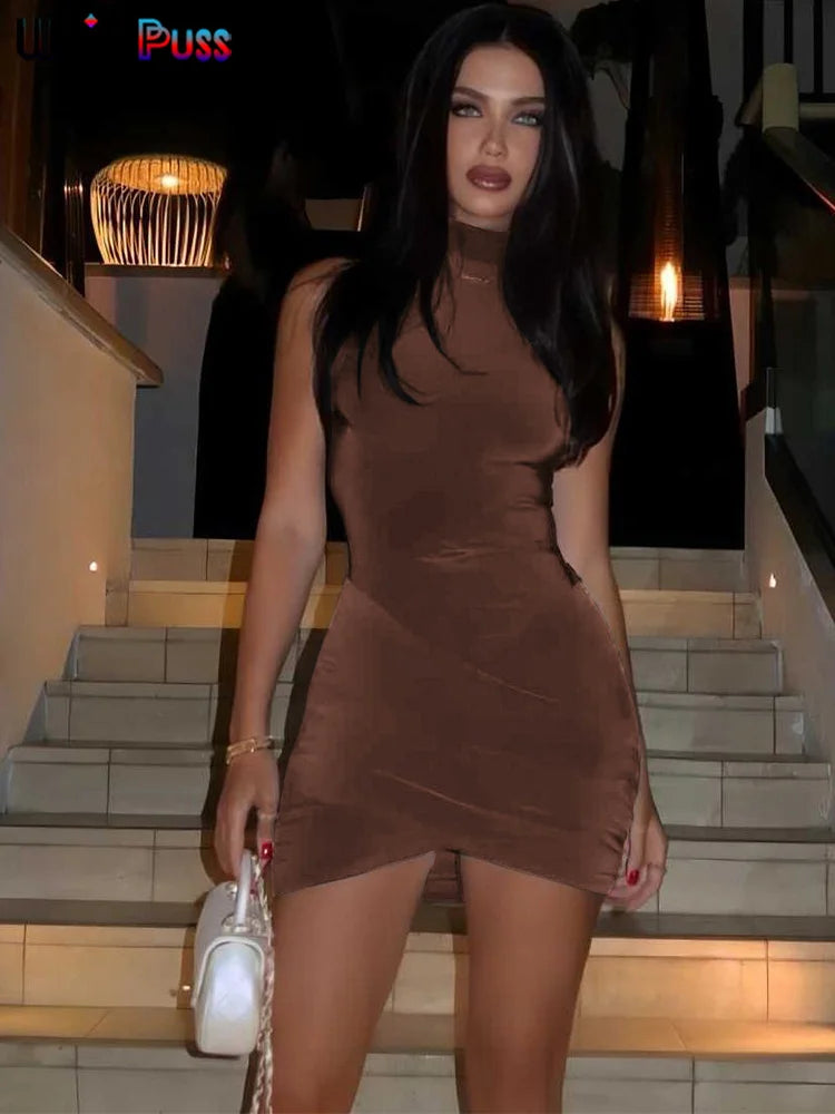 Mini šaty s volánmi a polovičným rolákom – sexi bodycon štýl na párty