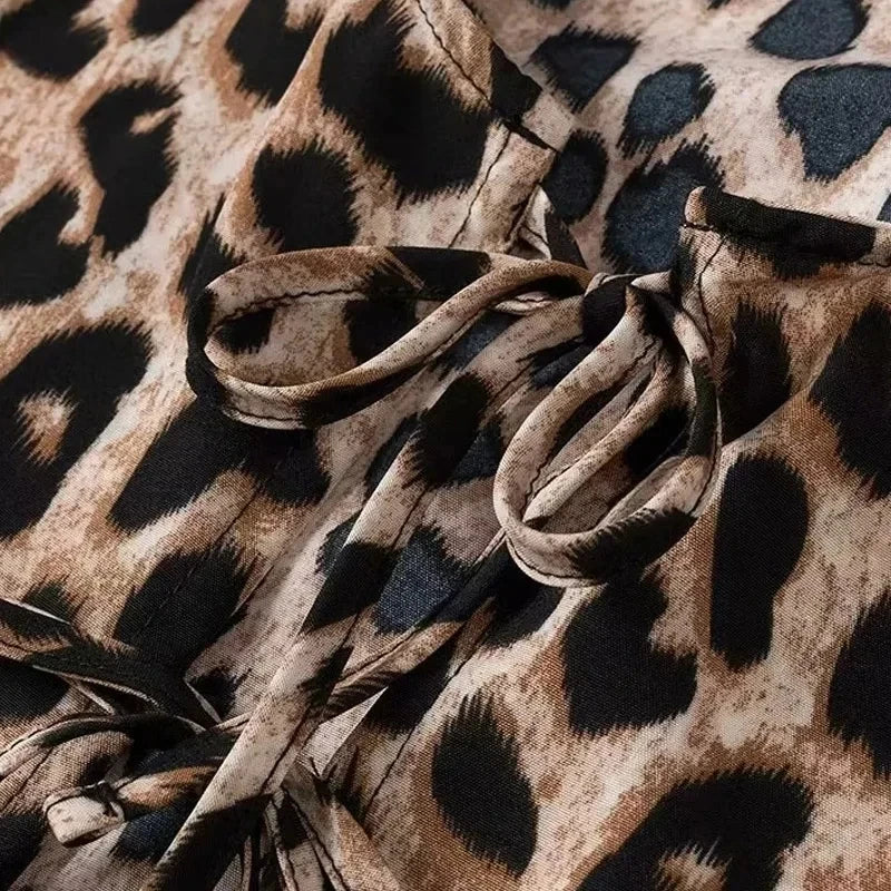 Leopardí crop top s volánmi a balónovými rukávmi – divoký letný štýl