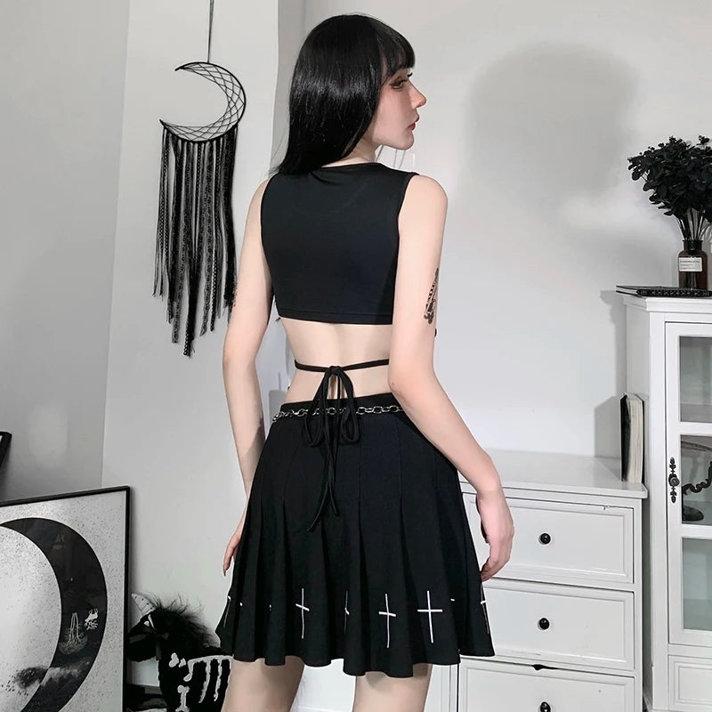 Krátky top s viazaním na chrbte – minimalistický a sexi letný štýl