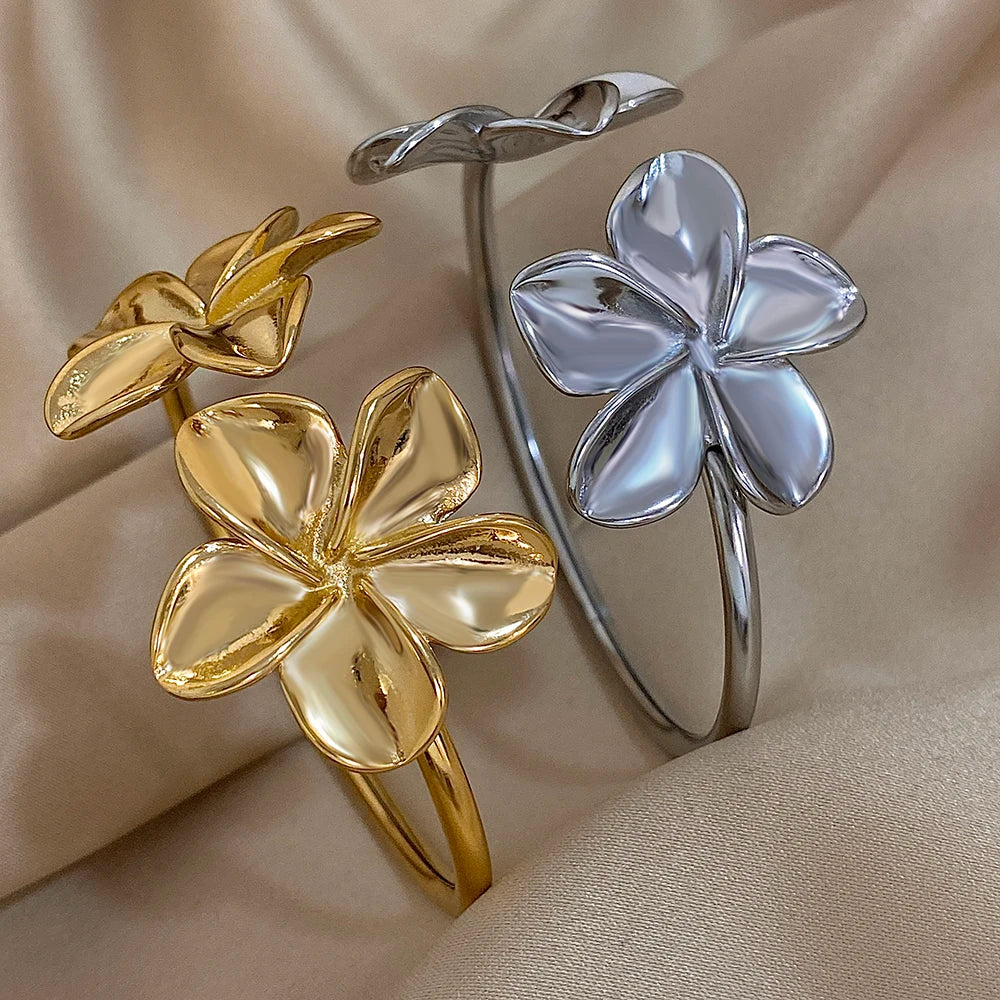 Oceľový náramok s dvoma kvetmi – elegantný pozlátený cuff štýl