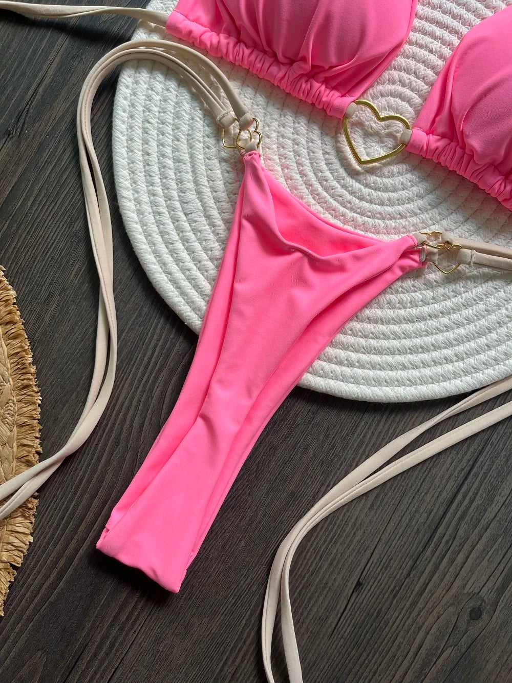 Dvojdielne trojuholníkové bikiny s tangovým spodkom – sexi letný štýl