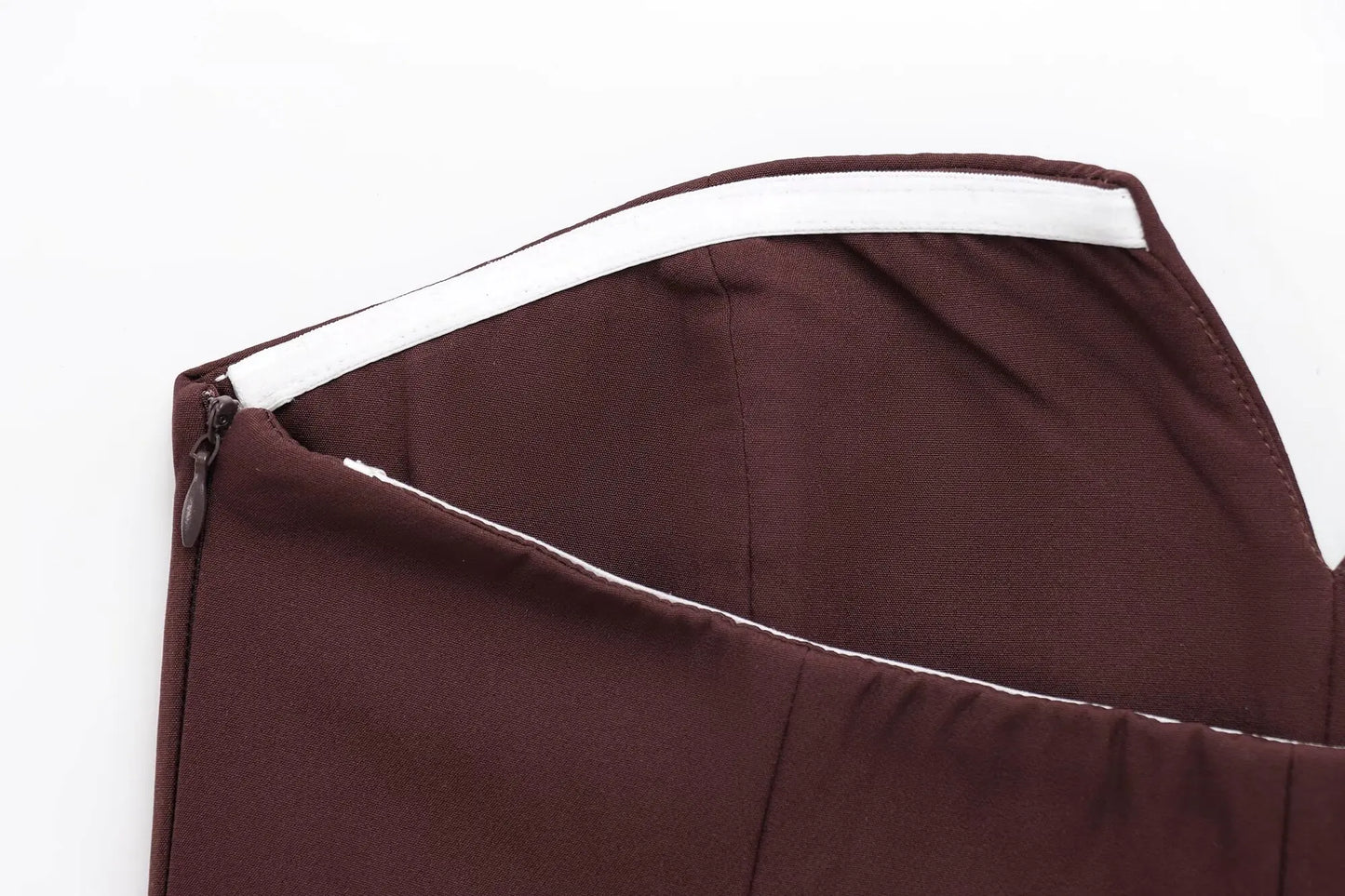 Jednofarebný top bez ramienok – elegantný letný basic