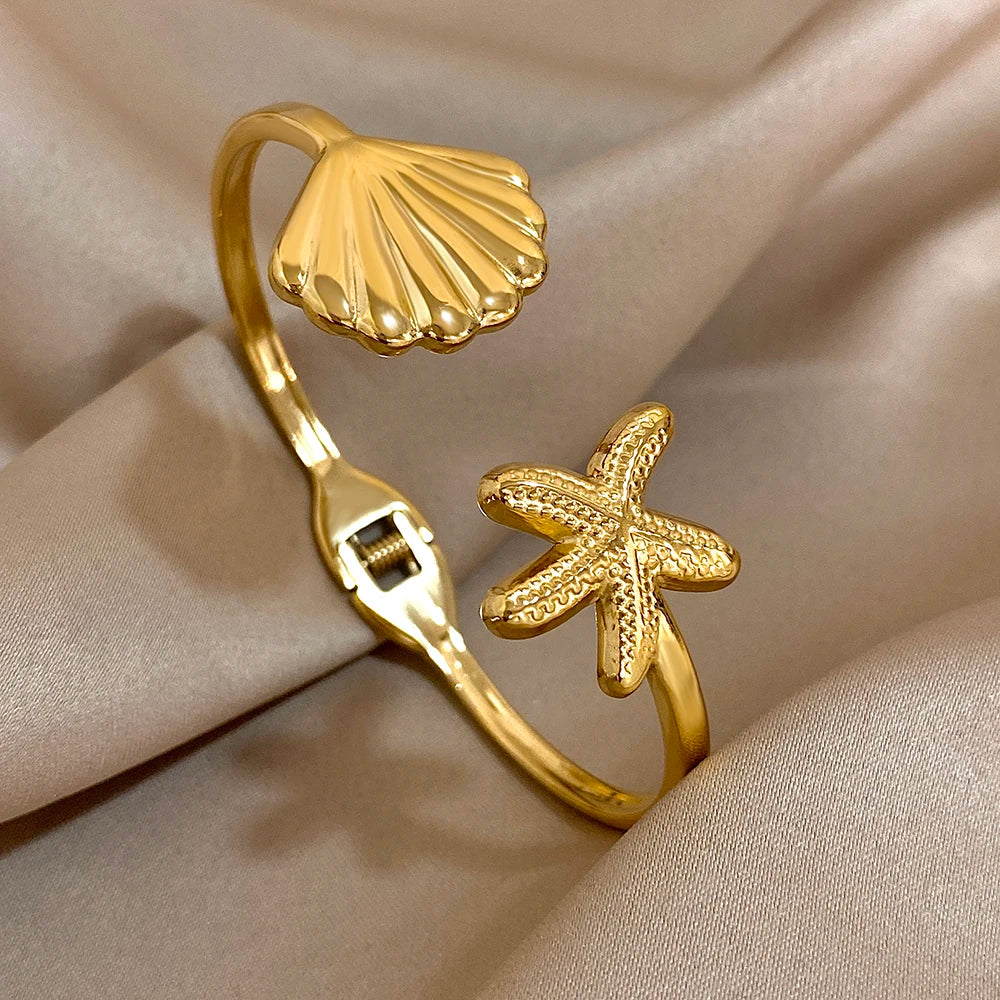 Oceľový náramok s dvoma kvetmi – elegantný pozlátený cuff štýl