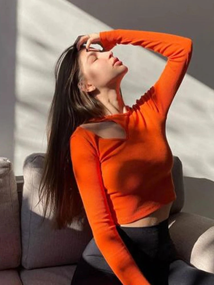Dámsky rebrovaný pletený crop top s dlhým rukávom a výrezom
