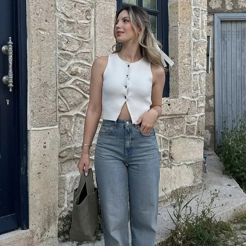Pletený crop top s gombíkmi – letný basic streetwear