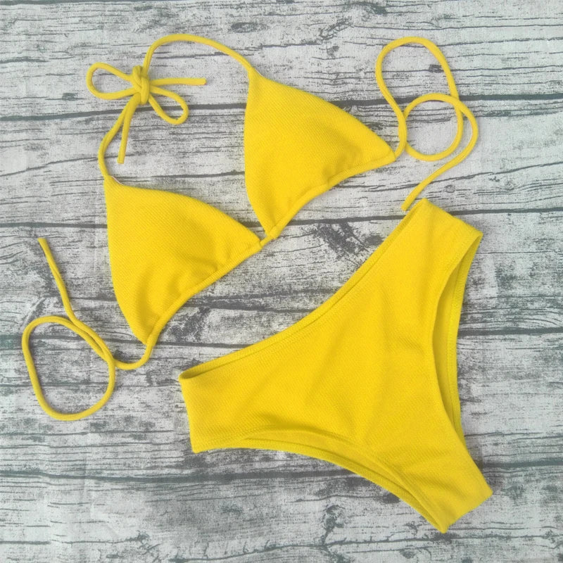 Jednofarebné trojuholníkové bikiny – klasický sexi strih na leto